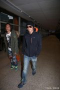 谢霆锋穿迷彩外套搭配什么裤子好看？__穿搭技巧