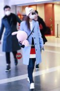 赵丽颖机场照粉白条纹棒球外套搭配什么裤子好