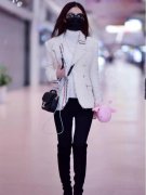 赵丽颖白色长款外套搭配什么裤子好看？__穿搭技