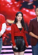 赵丽颖红黑格子外套搭配什么裤子好看？__穿搭技
