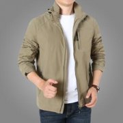 运动卡其色外套衣服搭配什么裤子好看？__穿搭技