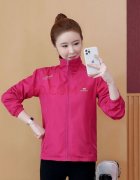 运动外套女装秋冬搭配什么裤子好看？__穿搭技巧