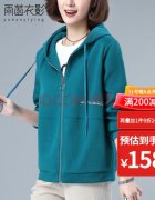 运动外套连帽春秋搭配什么裤子好看？__穿搭技巧
