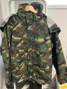 运动迷彩服外套搭配什么裤子好看？__穿搭技巧