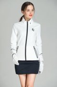 运动风衣外套女搭配什么裤子好看？__穿搭技巧