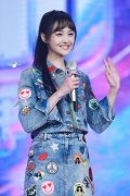 郑爽浅蓝色牛仔外套搭配什么裤子好看？__穿搭技