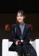 郑爽黑色拼接外套搭配什么裤子好看？__穿搭技巧
