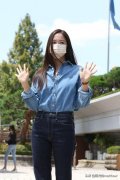 郑秀晶牛仔外套搭配什么裤子好看？__穿搭技巧