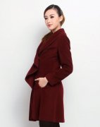 鑫艾美艾酒红色长外套搭配什么裤子好看？__穿搭