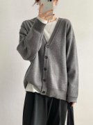 针织开衫外套优点搭配什么裤子好看？__穿搭技巧