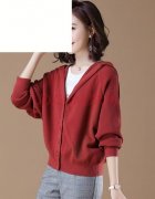 针织短款女外套秋搭配什么裤子好看？__穿搭技巧