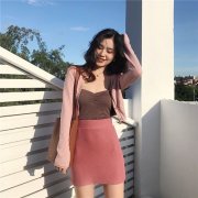 针织连衣短裙外套搭配什么裤子好看？__穿搭技巧