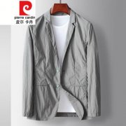 银灰色休闲外套男搭配什么裤子好看？__穿搭技巧