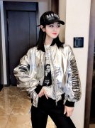 银色外套里面搭配什么裤子好看？__穿搭技巧__图