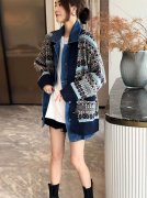 长款毛衣加牛仔外套搭配什么裤子好看？__穿搭技