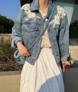 长款牛仔外套蕾丝搭配什么裤子好看？__穿搭技巧