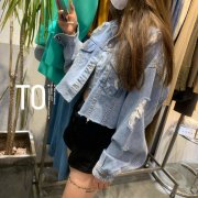 长款破洞牛仔外套搭配什么裤子好看？__穿搭技巧