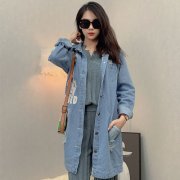 长款破洞牛仔外套鞋子搭配什么裤子好看？__穿搭