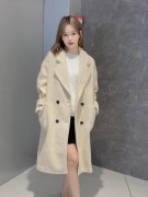 长款米色外套里面搭配什么裤子好看？__穿搭技巧