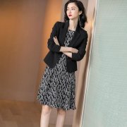 长款连衣裙外外套搭配什么裤子好看？__穿搭技巧