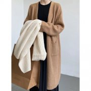 长款针织衫外套开衫女搭配什么裤子好看？__穿搭