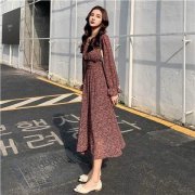 长袖碎花连衣长裙外套搭配什么裤子好看？__穿搭