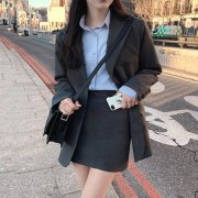 长西装外套短裙鞋子欣赏搭配什么裤子好看？_