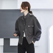 阳光名店短款外套蝙蝠袖搭配什么裤子好看？_