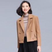 雨格短羊毛呢外套搭配什么裤子好看？__穿搭技巧