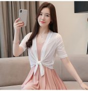 雪纺短女外套搭配什么裤子好看？__穿搭技巧__图